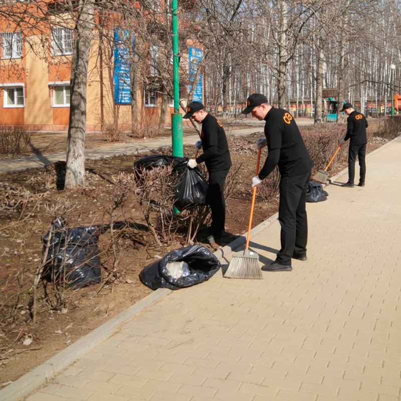 Уборка листьев в Евпатории